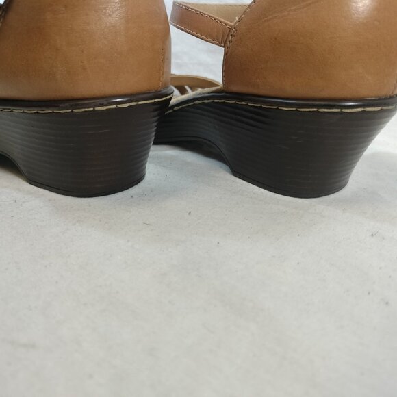 SOFTSPOTS Tatianna Leather Closed Toe Sandals - Picture 5 of 10